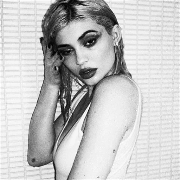 Kylie Jenner'dan olay banyo pozları!