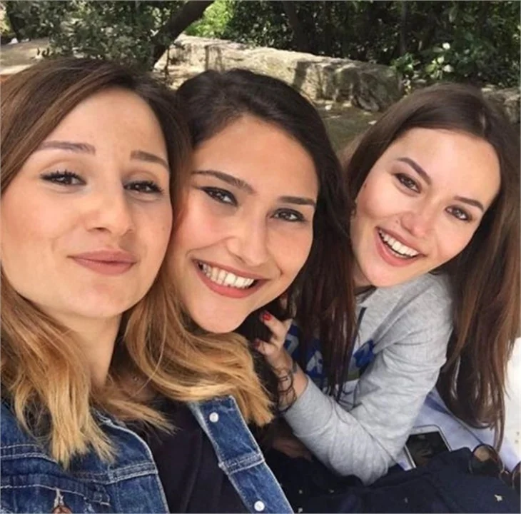 Fahriye Evcen üniversite arkadaşlarıyla buluştu
