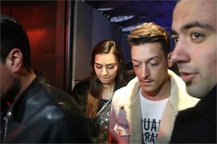 Amine Gülşe, Mesut Özil'e koştu!