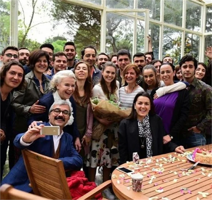Aslı Enver'e Murat Boz'suz sürpriz parti