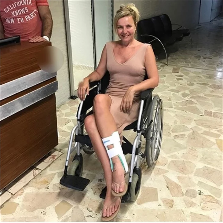 Seda Akgül'ün havuzda kitap okuma keyfi!