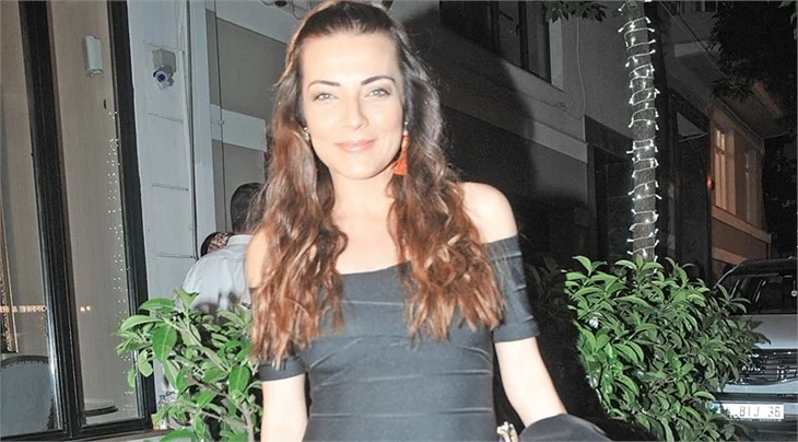 Burcu Kara eğlendi, eşi bekledi!