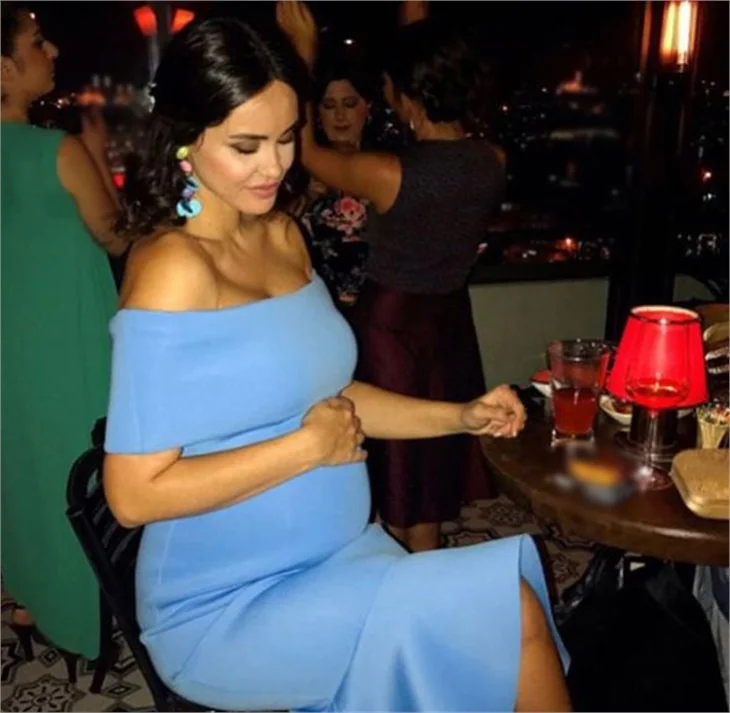 Zeynep Demirel'in karnı belirginleşti!