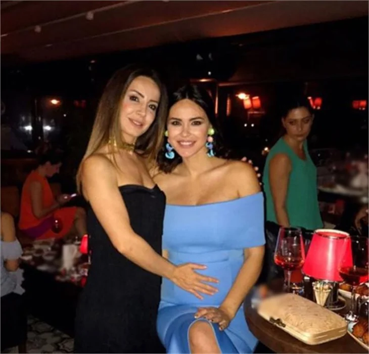 Zeynep Demirel'in karnı belirginleşti!