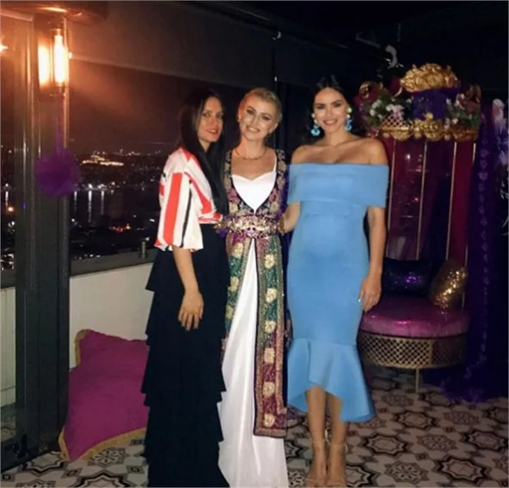 Zeynep Demirel'in karnı belirginleşti!