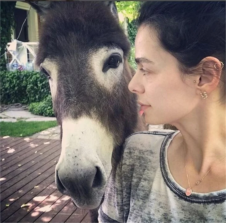 Özge Özpirinçci bu kez eşek selfielerini paylaştı