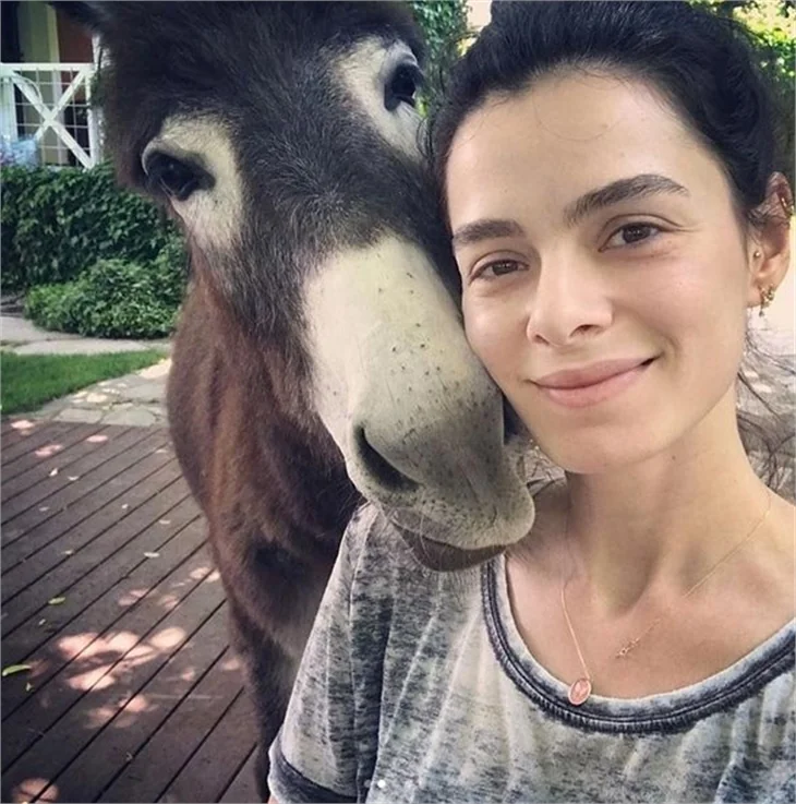 Özge Özpirinçci bu kez eşek selfielerini paylaştı