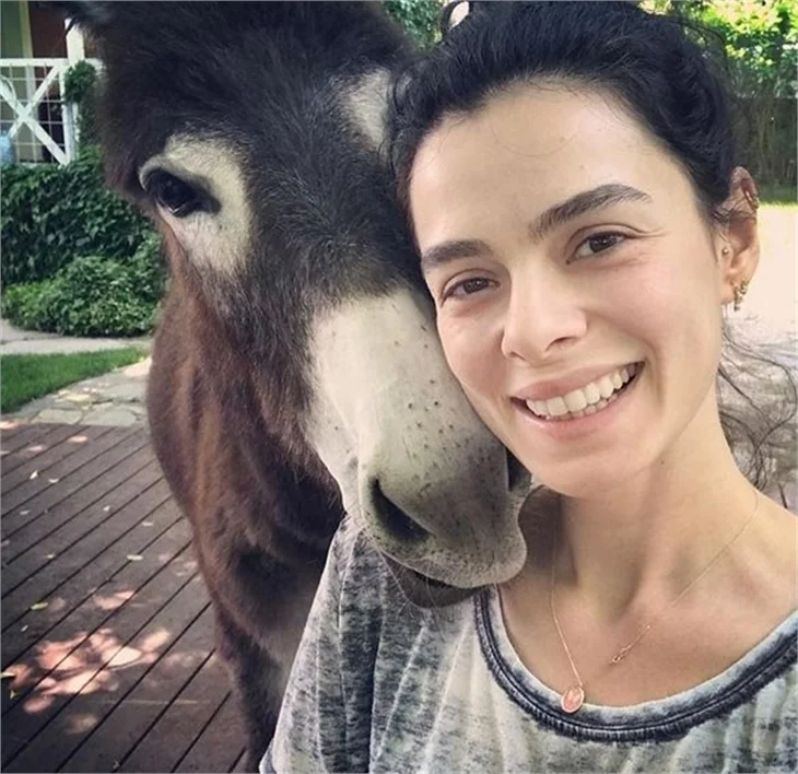Özge Özpirinçci bu kez eşek selfielerini paylaştı