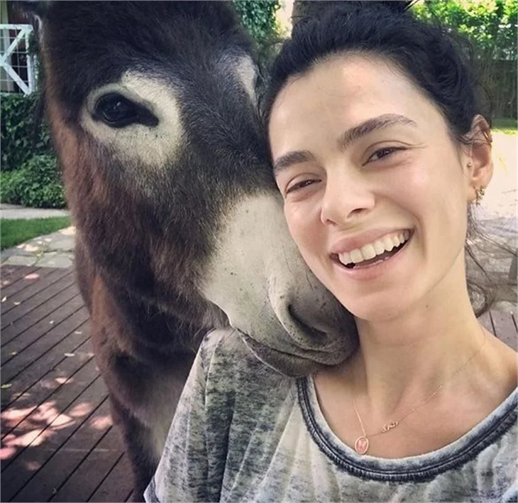 Özge Özpirinçci bu kez eşek selfielerini paylaştı