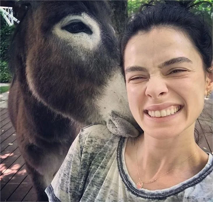 Özge Özpirinçci bu kez eşek selfielerini paylaştı