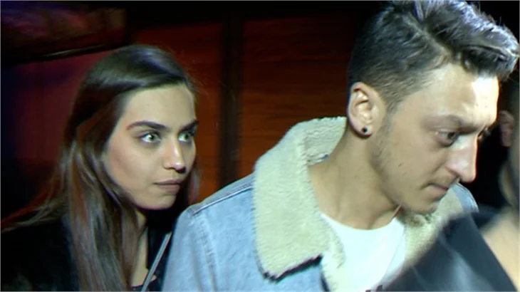 Amine Gülşe, Mesut Özil'i terk etti!