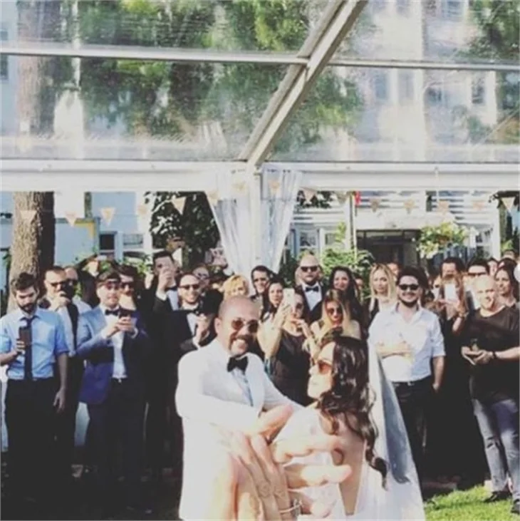Sarp Akkaya ve Sinem Yalçınkaya evlendi