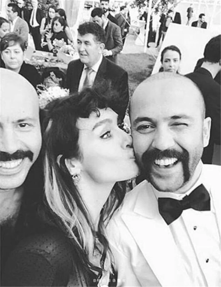 Sarp Akkaya ve Sinem Yalçınkaya evlendi