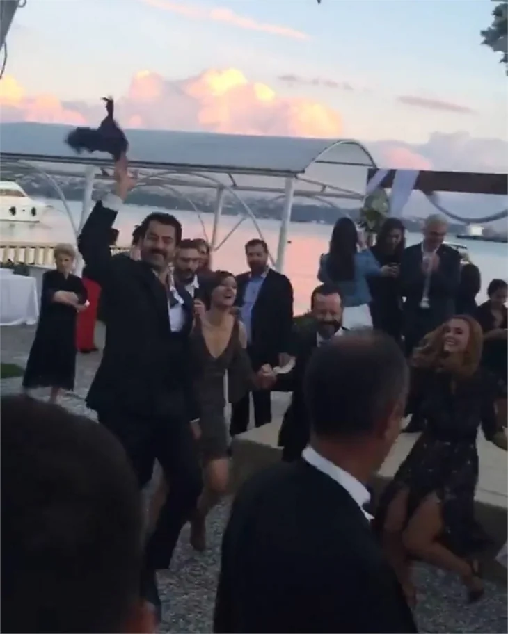 Sarp Akkaya ve Sinem Yalçınkaya evlendi