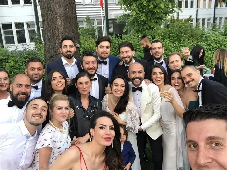 Sarp Akkaya ve Sinem Yalçınkaya evlendi
