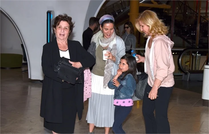 Berna Tokar, Aslı Asya Sarrafgil'in AVM turu!