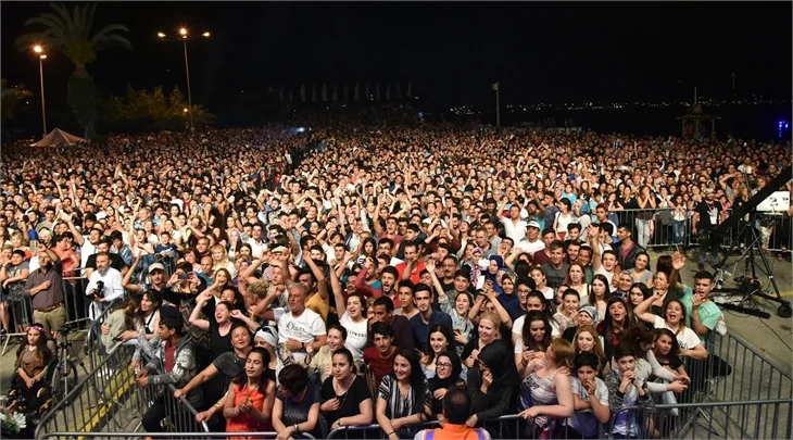 Zara'ya sahnede öğretmen sürprizi!