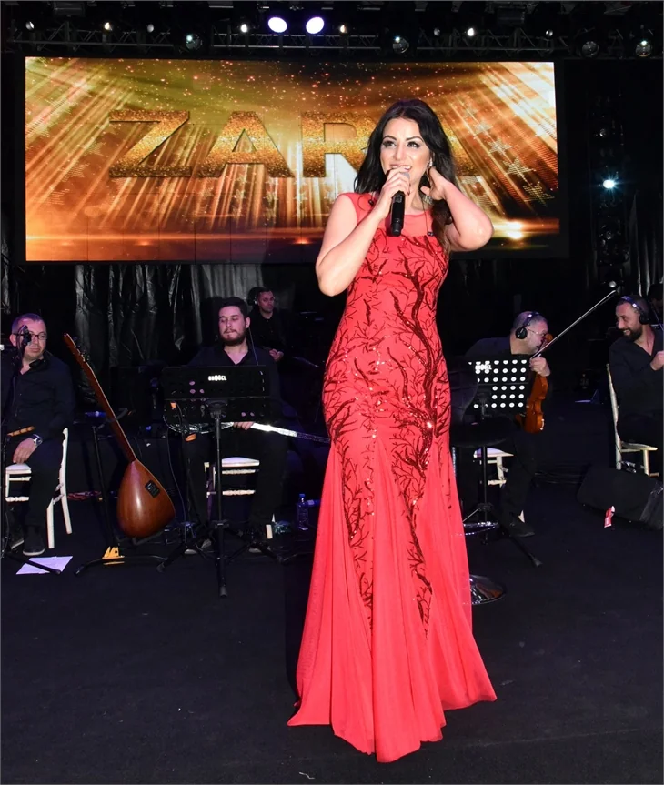 Zara'ya sahnede öğretmen sürprizi!