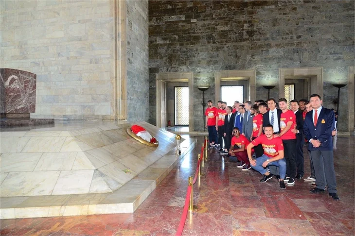 Göztepe Anıtkabir'i ziyaret etti