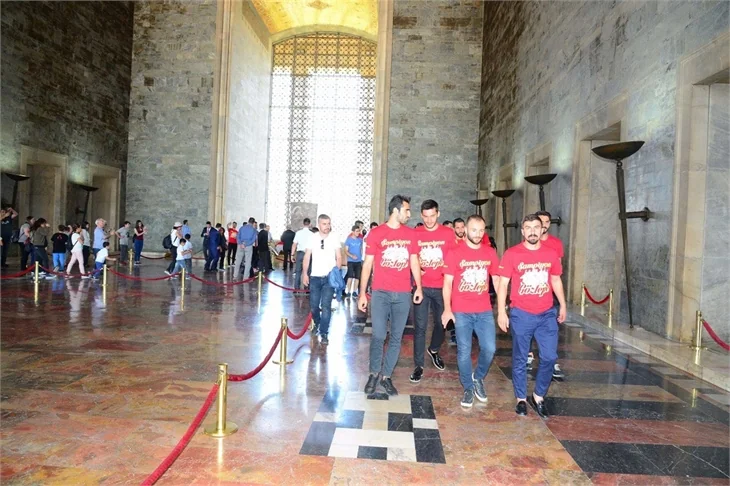 Göztepe Anıtkabir'i ziyaret etti