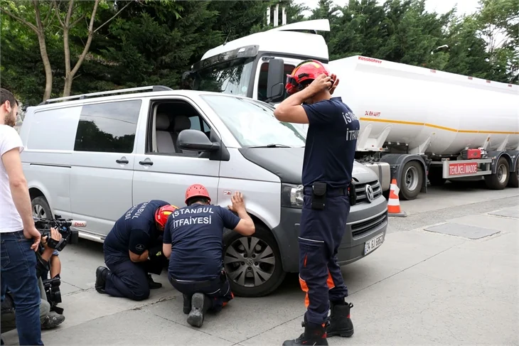 Sıkışan kediyi itfaiye kurtardı!