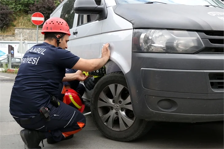 Sıkışan kediyi itfaiye kurtardı!
