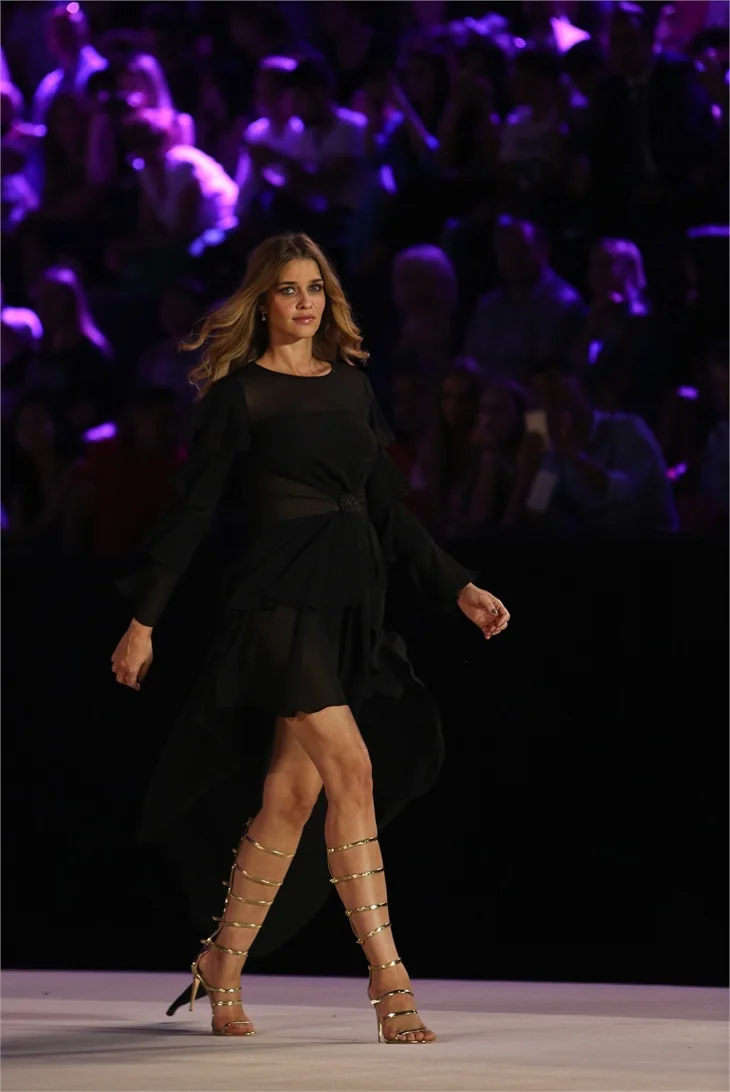 Adriana Lima’dan Ana Beatriz Barros’a ‘bebek’ öpücüğü!