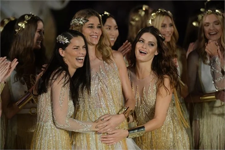 Adriana Lima’dan Ana Beatriz Barros’a ‘bebek’ öpücüğü!