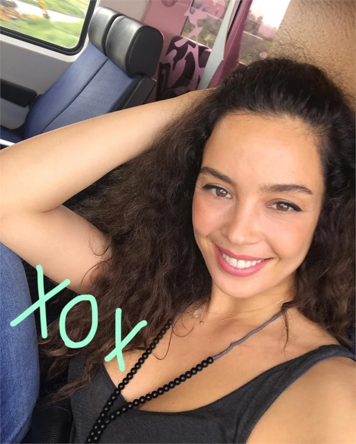Azra Akın aile ziyaretine gitti ama...