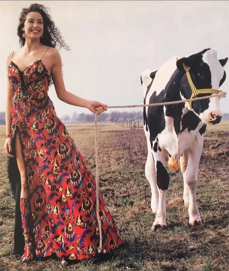 Azra Akın aile ziyaretine gitti ama...