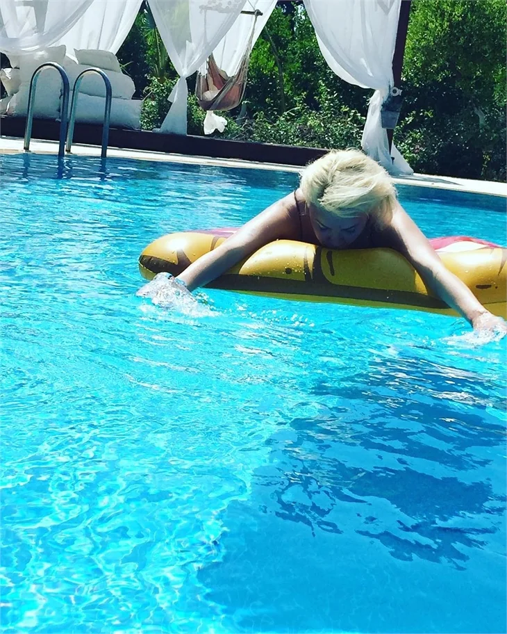 Ünlü isimlerden tatil pozları!