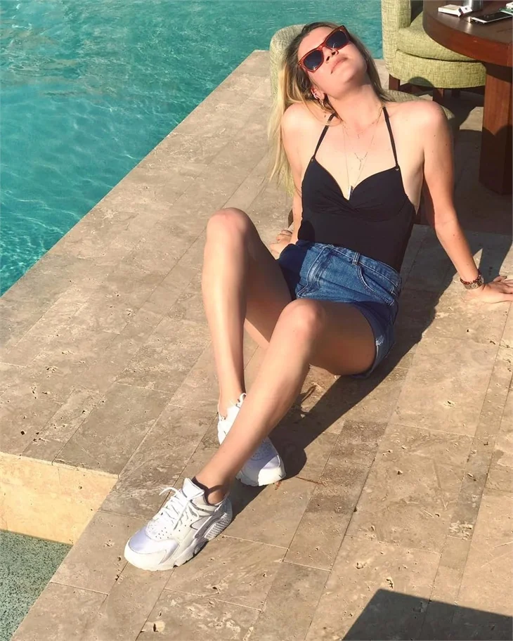Ünlü isimlerden tatil pozları!