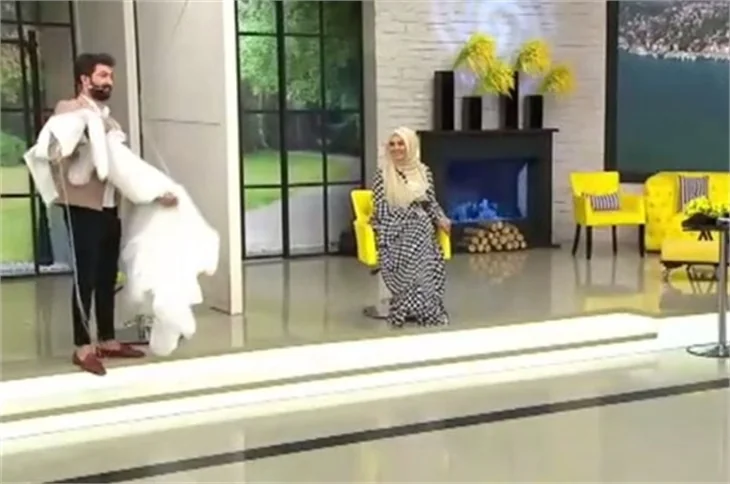 Gelin adayı Hanife'ye gelinlik sürprizi!
