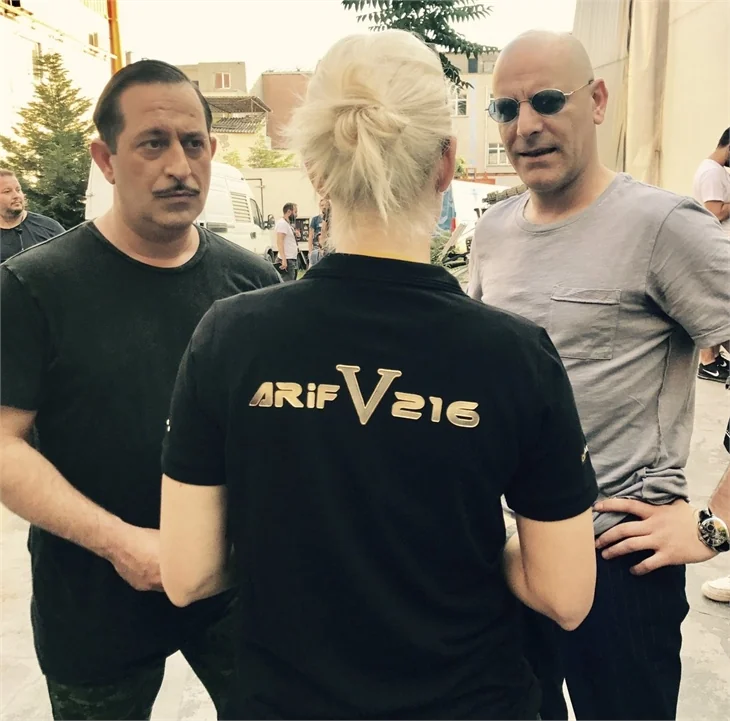 Cem Yılmaz, Arif V 216 setinden yeni fotoğraflar paylaştı!