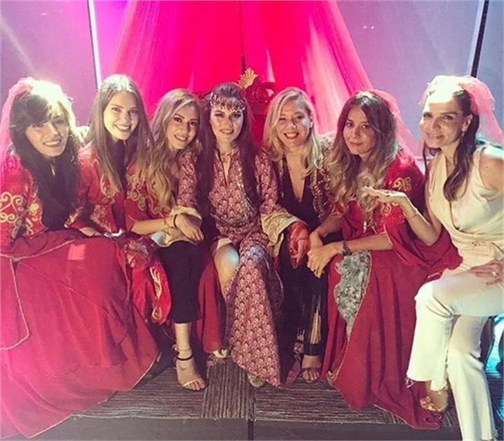 Fahriye Evcen'in kınasından ilk kareler geldi