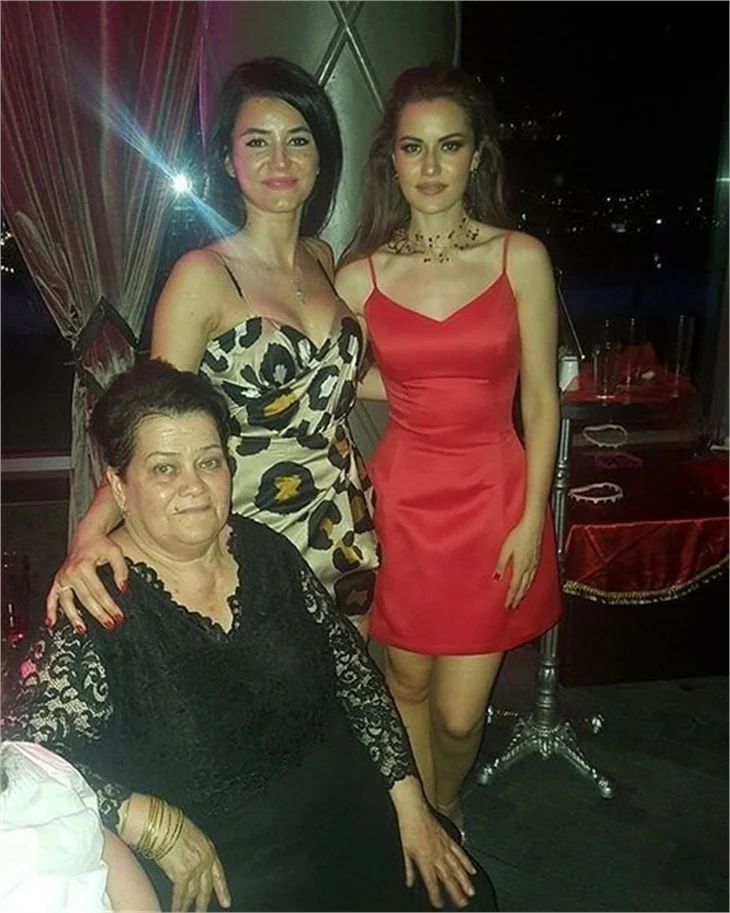 Fahriye Evcen'in kınasından ilk kareler geldi