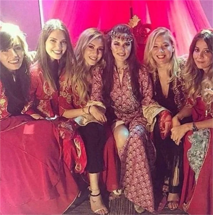 Fahriye Evcen'in kınasından ilk kareler geldi
