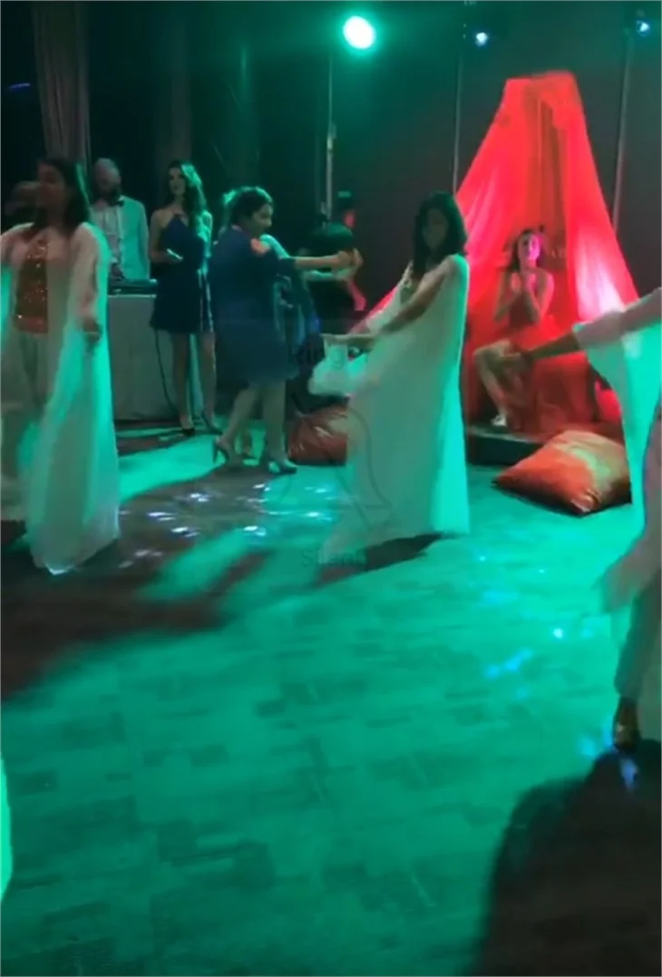 Fahriye Evcen'in kınasından ilk kareler geldi