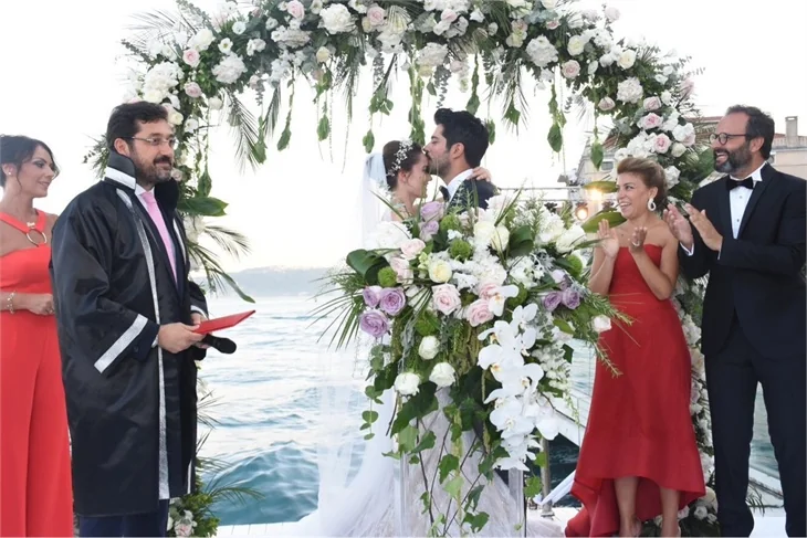 Burak Özçivit ve Fahriye Evcen'in düğününden ilk kareler geldi