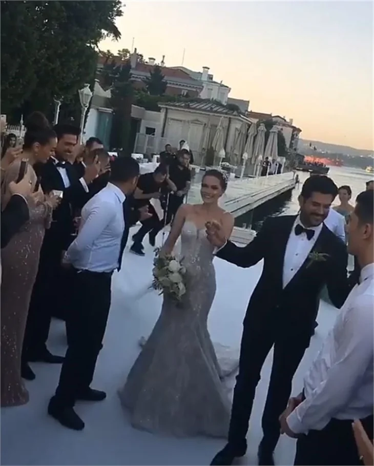 Burak Özçivit ve Fahriye Evcen'in düğününden ilk kareler geldi