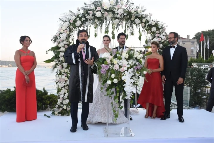 Burak Özçivit ve Fahriye Evcen'in düğününden ilk kareler geldi