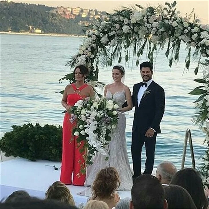 Burak Özçivit ve Fahriye Evcen'in düğününden ilk kareler geldi