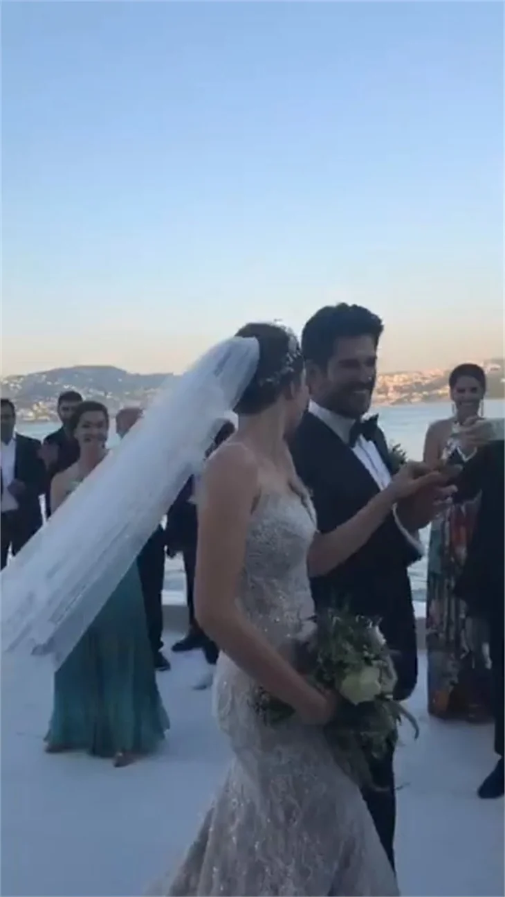 Burak Özçivit ve Fahriye Evcen'in düğününden ilk kareler geldi