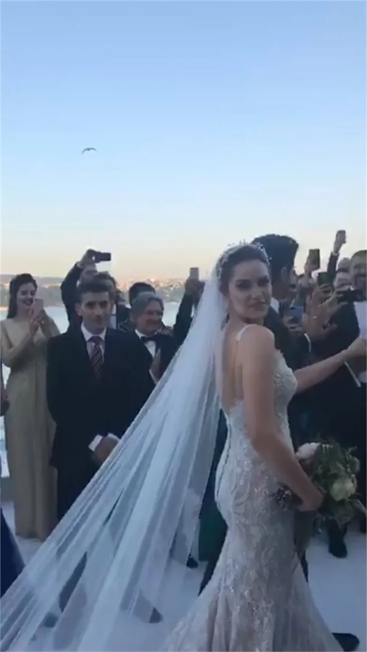 Burak Özçivit ve Fahriye Evcen'in düğününden ilk kareler geldi