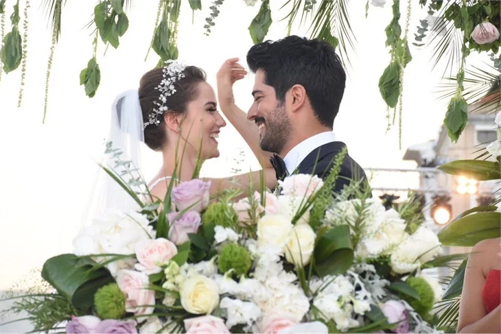 Burak Özçivit ve Fahriye Evcen'in düğününden ilk kareler geldi