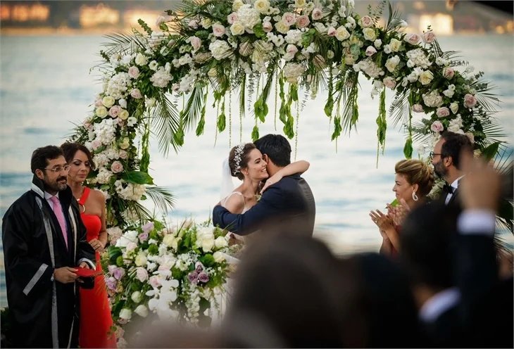 Burak Özçivit ve Fahriye Evcen'in düğününden ilk kareler geldi