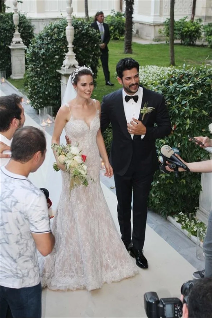 Burak Özçivit ve Fahriye Evcen'in düğününden ilk kareler geldi