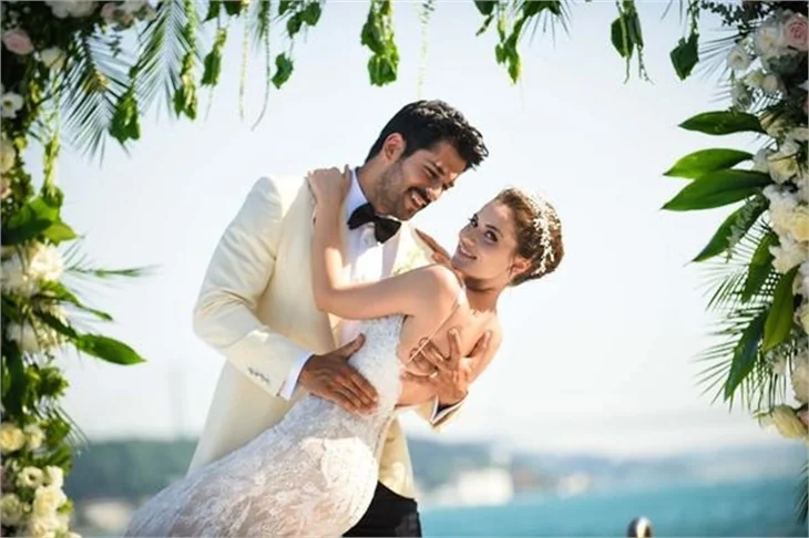 Burak Özçivit ve Fahriye Evcen'in düğününden ilk kareler geldi