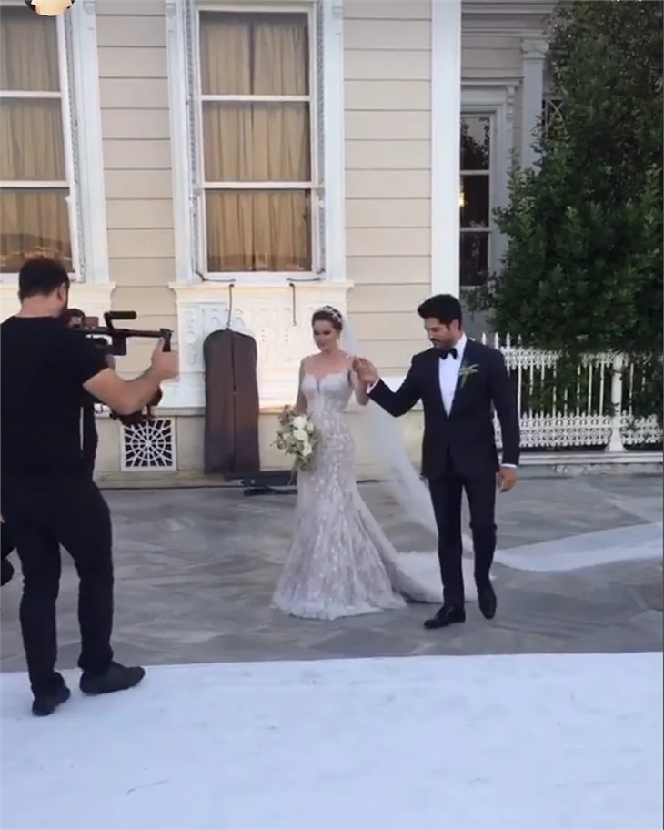 Burak Özçivit ve Fahriye Evcen'in düğününden ilk kareler geldi