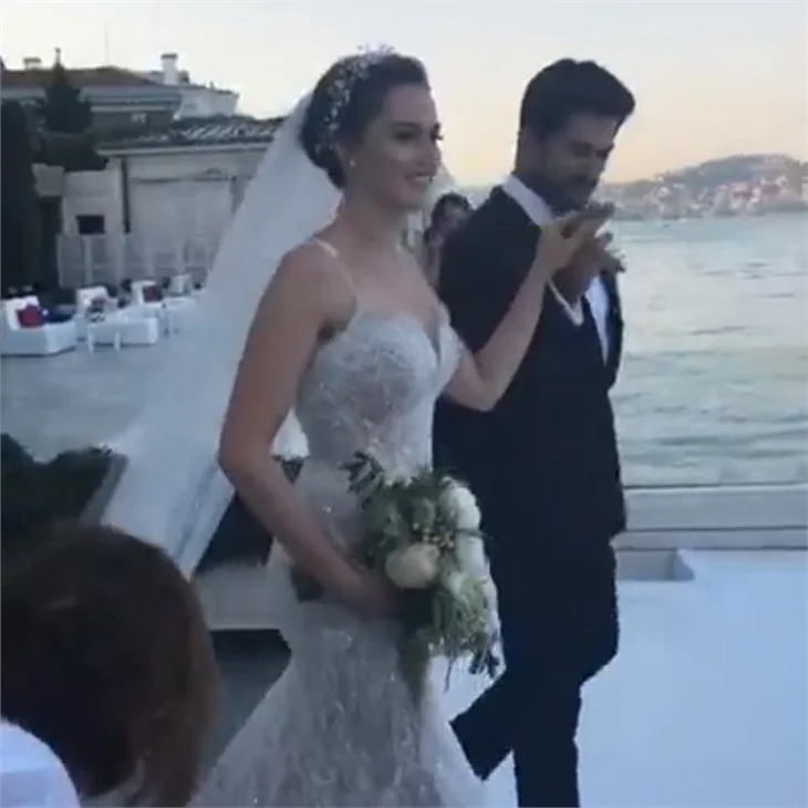 Burak Özçivit ve Fahriye Evcen'in düğününden ilk kareler geldi